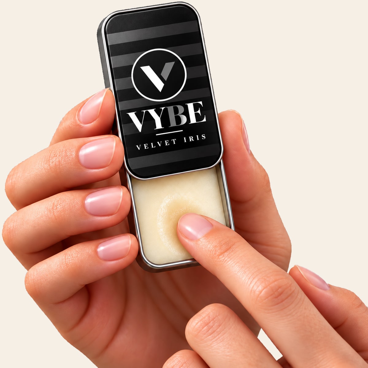 VYBE No. 01 Velvet Iris — perfumy w kostce w dłoni