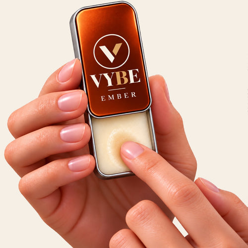 VYBE No. 02 Ember — perfumy w kostce w dłoni