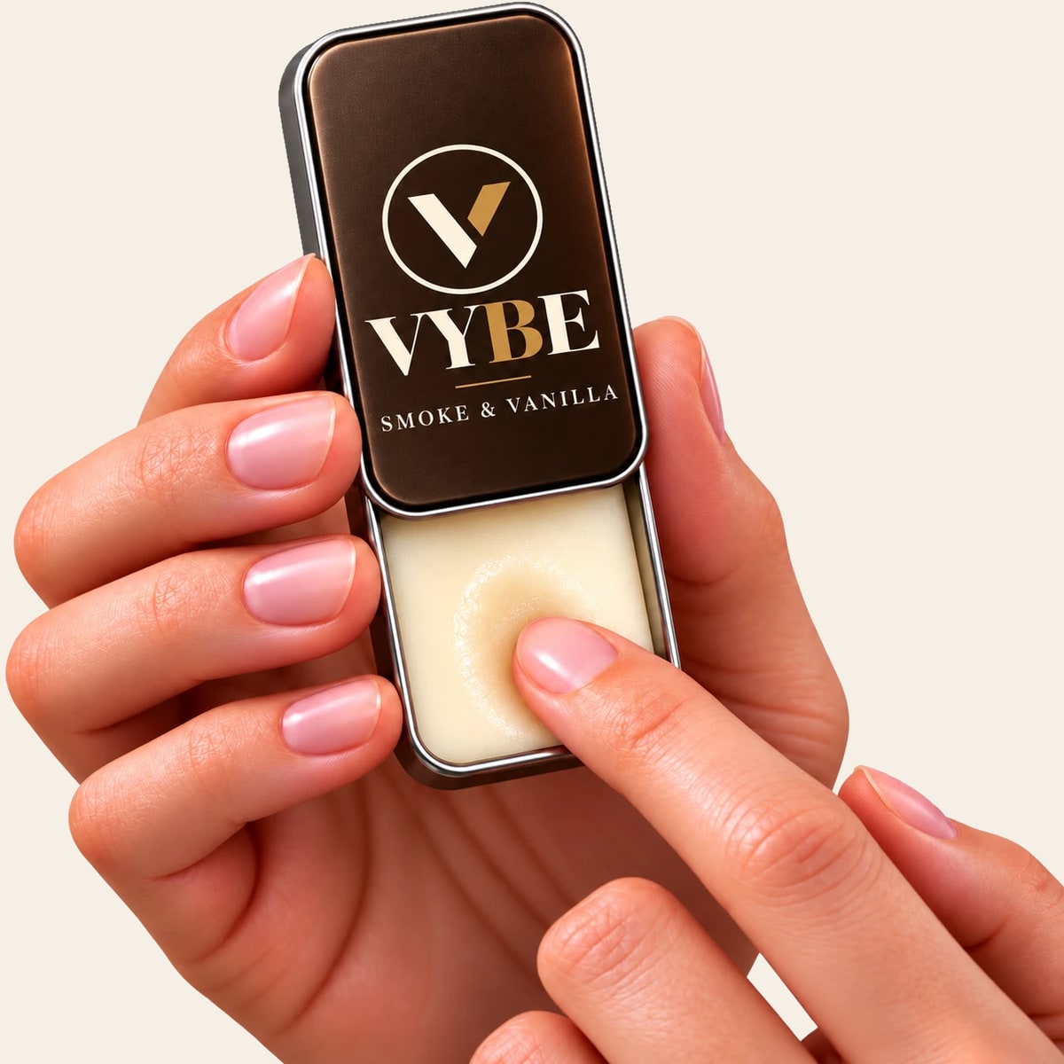 VYBE No. 03 Smoke & Vanilla — perfumy w kostce w dłoni