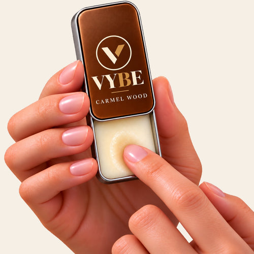 VYBE No. 04 Caramel Wood — perfumy w kostce w dłoni