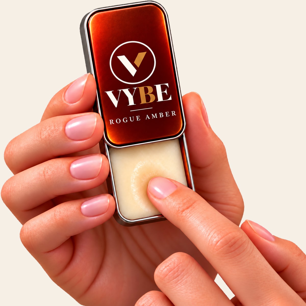 VYBE No. 05 Rouge Amber — perfumy w kostce w dłoni