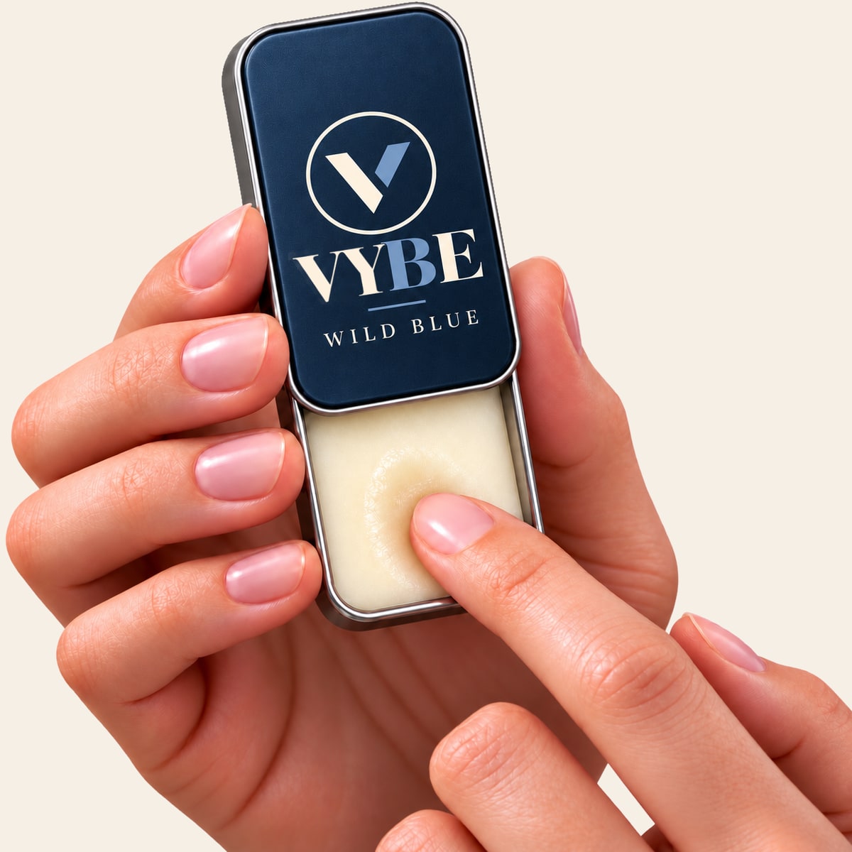VYBE No. 08 Wild Blue — perfumy w kostce w dłoni