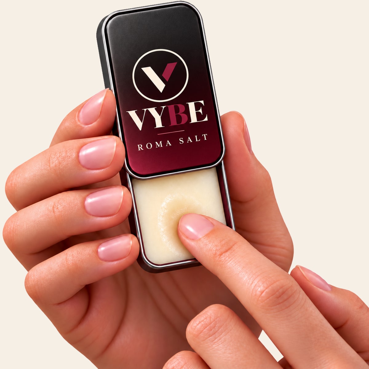 VYBE No. 09 Roma Salt — perfumy w kostce w dłoni